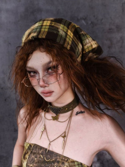 Grünes Choker mit Schmetterlingsanhänger und Kette