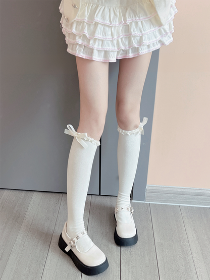 Milchweiße, süße Unterknee-Strümpfe mit Rüschenbündchen und Schleife