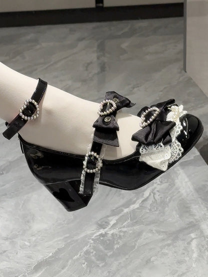 bei Black Bow Janes Mary Heels mit Herzausschnitt
