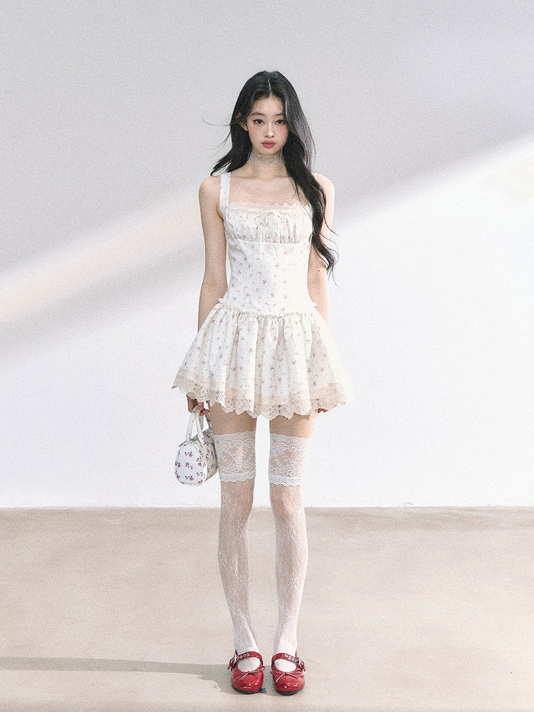 Weißes ärmelloses Kleid mit quadratischem Ausschnitt und Spitzenbesatz und Blumenmuster