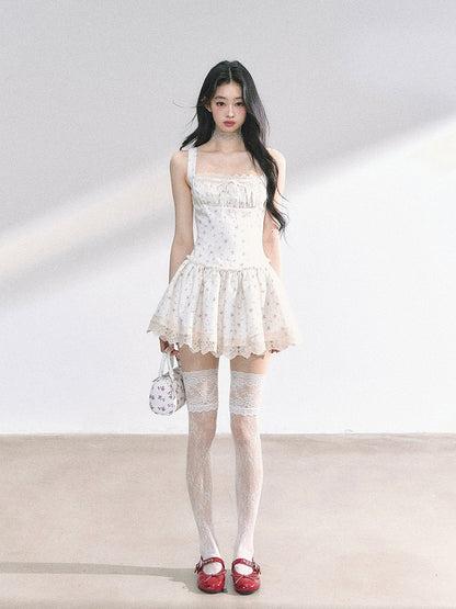 Weißes ärmelloses Kleid mit quadratischem Ausschnitt und Spitzenbesatz und Blumenmuster