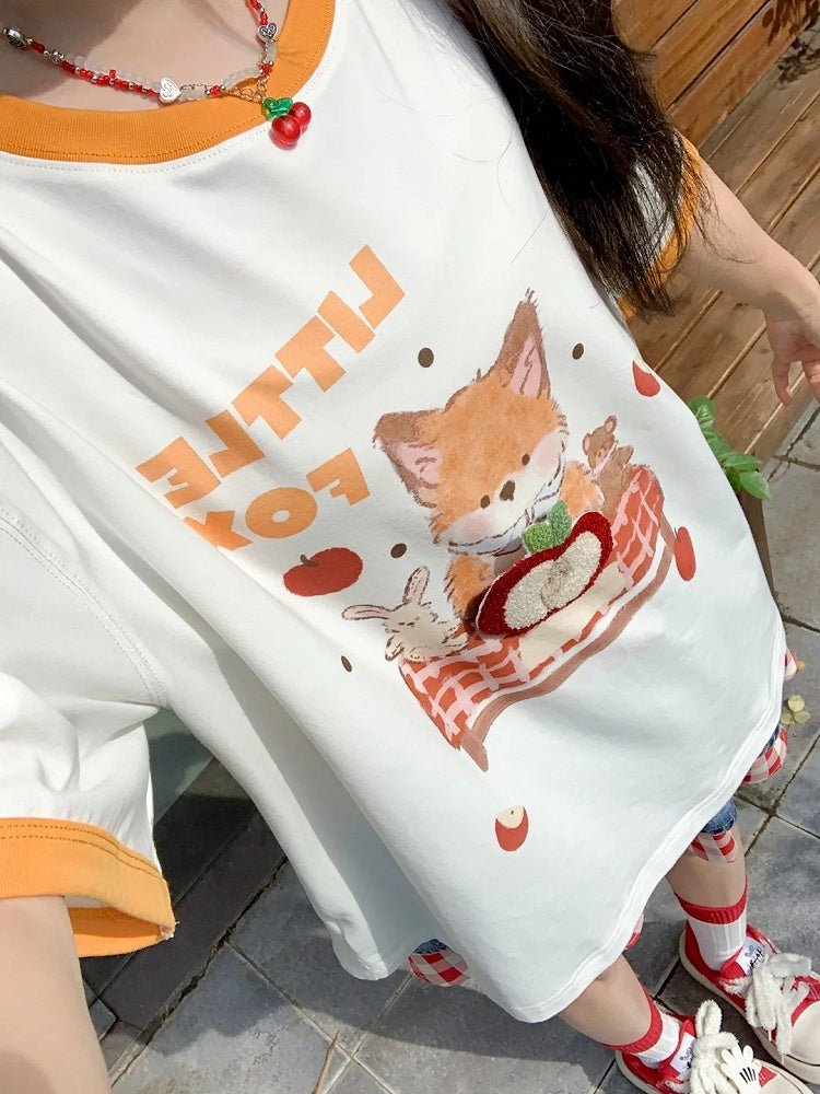 白い漫画のキツネのプリントのロングバージョンTシャツ、リンゴのブローチ付き