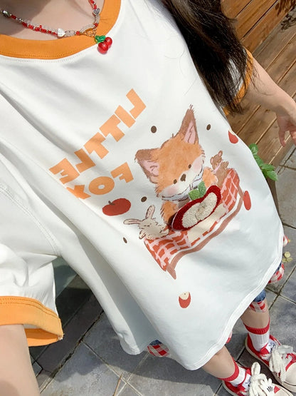 白い漫画のキツネのプリントのロングバージョンTシャツ、リンゴのブローチ付き