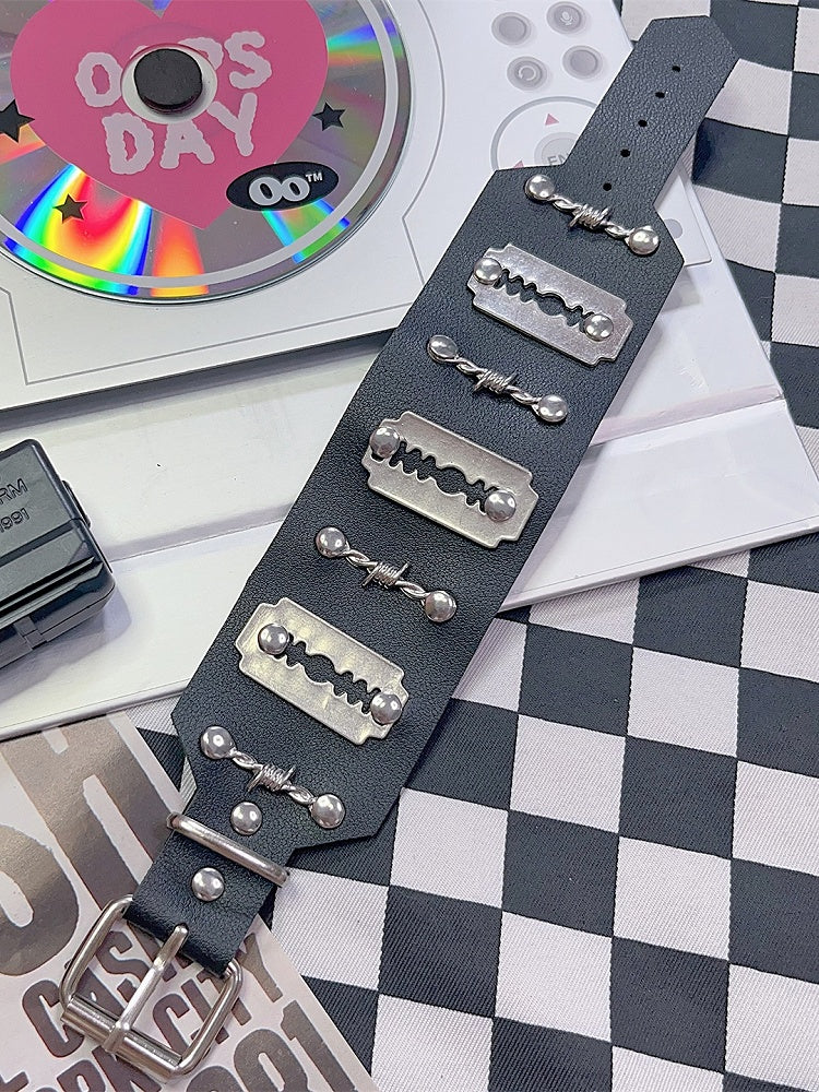 Ring Rock Arm Schwarz Details Ohrstecker Punk