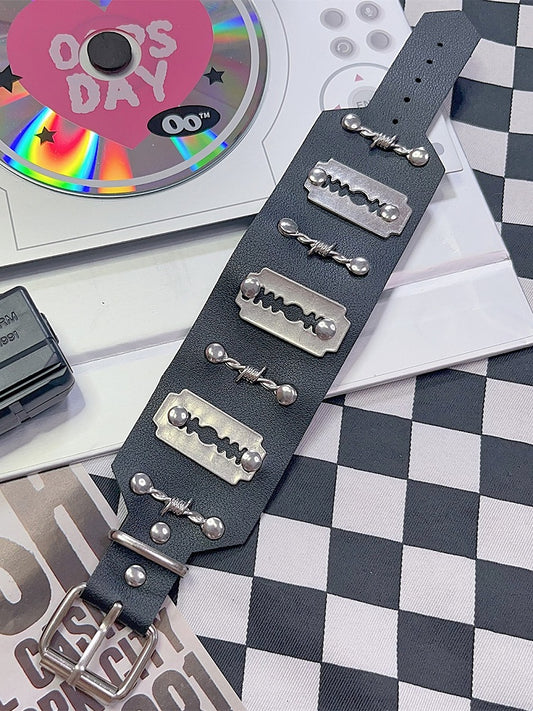 Ring Rock Arm Schwarz Details Ohrstecker Punk