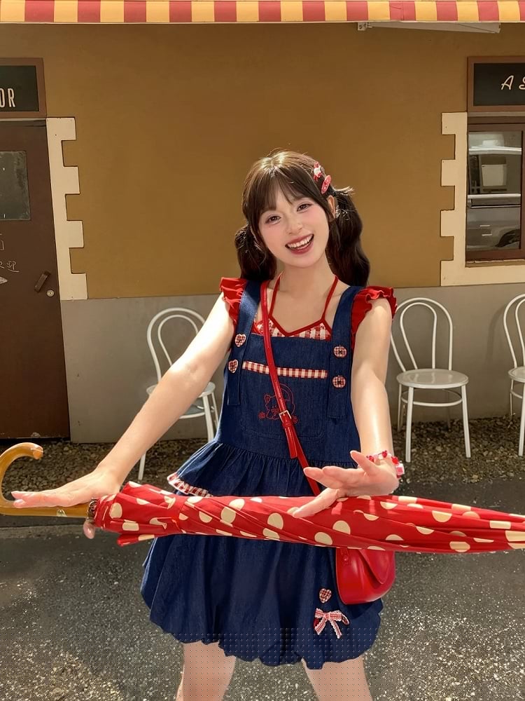 赤いチェック柄の裾、キティの刺繍ボタン、ハートのブルーのノースリーブトップス