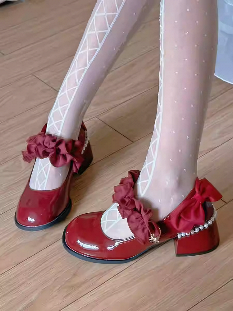 光沢のあるワインレッドのラウンドトゥ、フリルトリム、ブロックヒール、ビーズチェーン付きメリージェーン