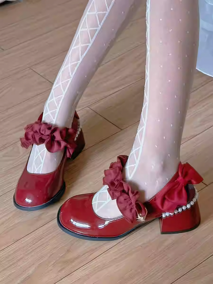 光沢のあるワインレッドのラウンドトゥ、フリルトリム、ブロックヒール、ビーズチェーン付きメリージェーン