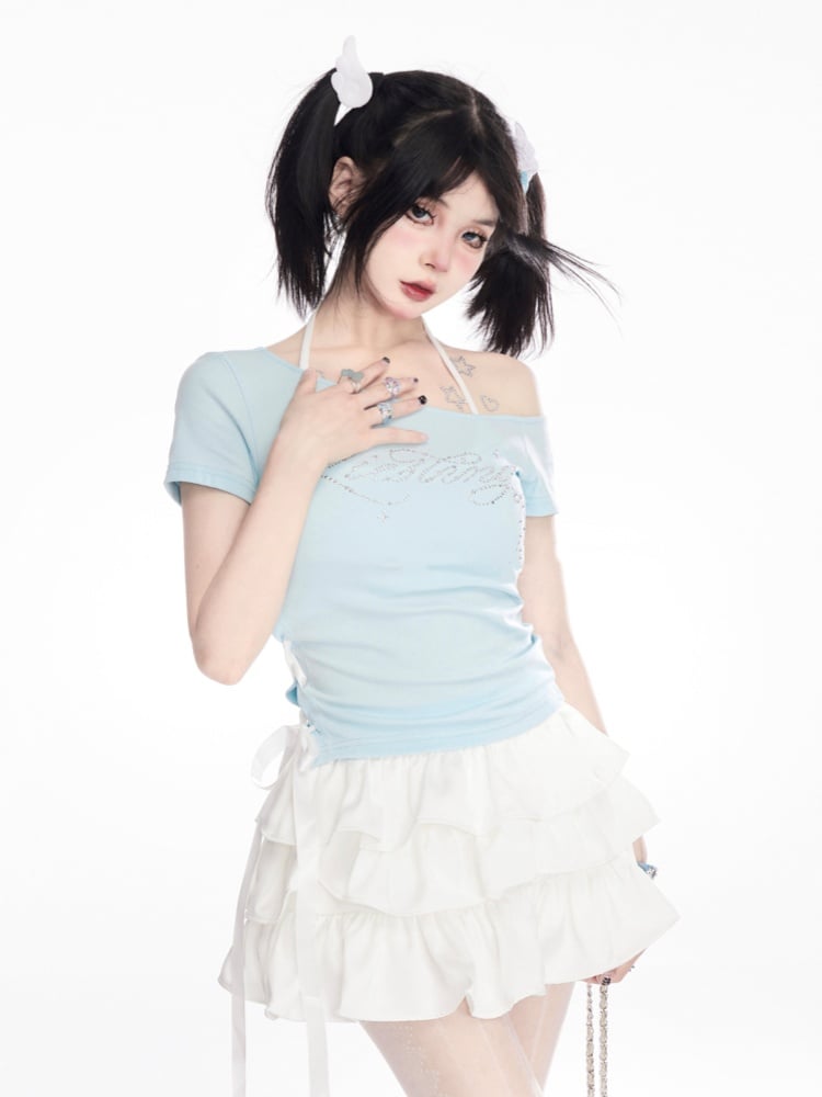 ミントブルーのアシンメトリーネックラインレースアップラインストーンレターTシャツサイド