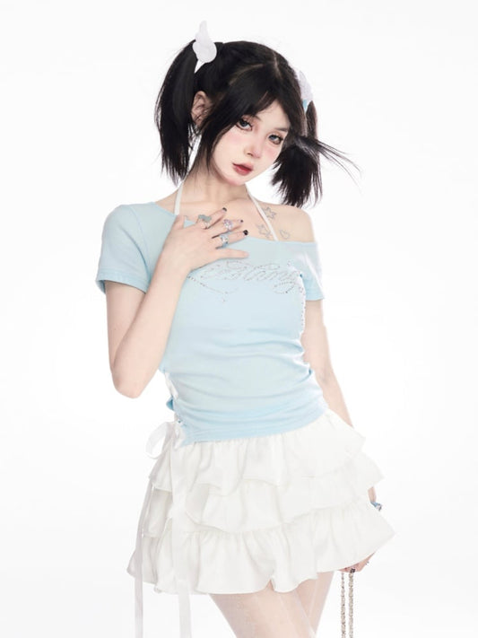 ミントブルーのアシンメトリーネックラインレースアップラインストーンレターTシャツサイド