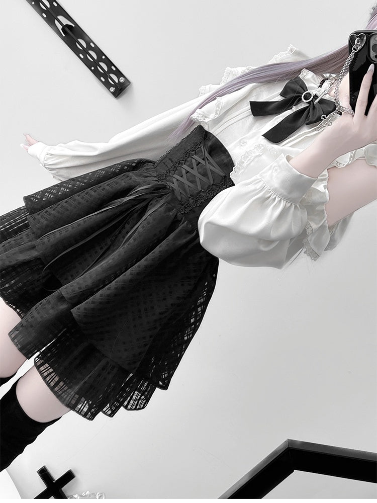 Jirai Kei-Set – Weiße Bluse mit Rüschenausschnitt und ausgeschnittenen Schultern + schwarzer Stufenrock mit Schnürung + große Schleife