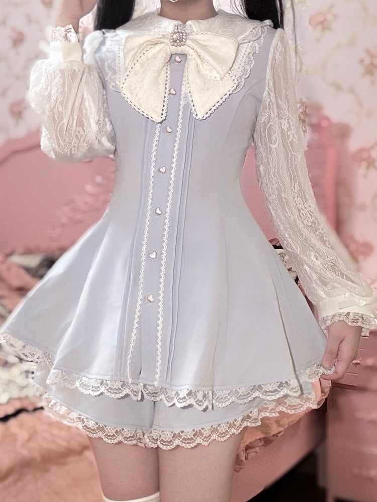 Kei – Passendes weißes Spitzenlicht mit figurbetontem, ausgestelltem, blauem Kleid mit kurzen Ärmeln und zweiteiligem Set: Jirai