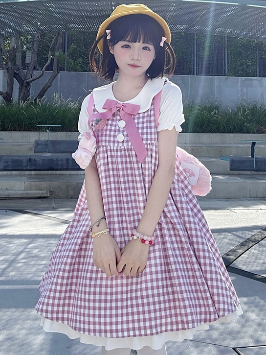 Rosa Erdbeerkleid mit Peter-Pan-Kragen und kurzen Puffärmeln