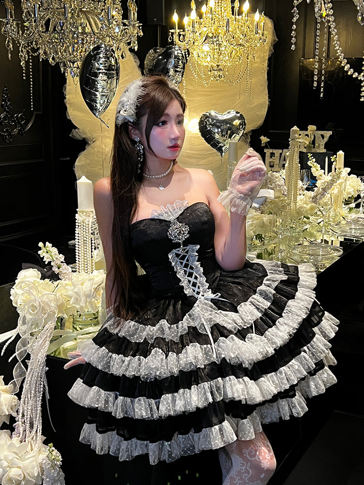 Schimmerndes schwarzes trägerloses Partykleid mit Korsett-Taille und mehrlagigem Rock