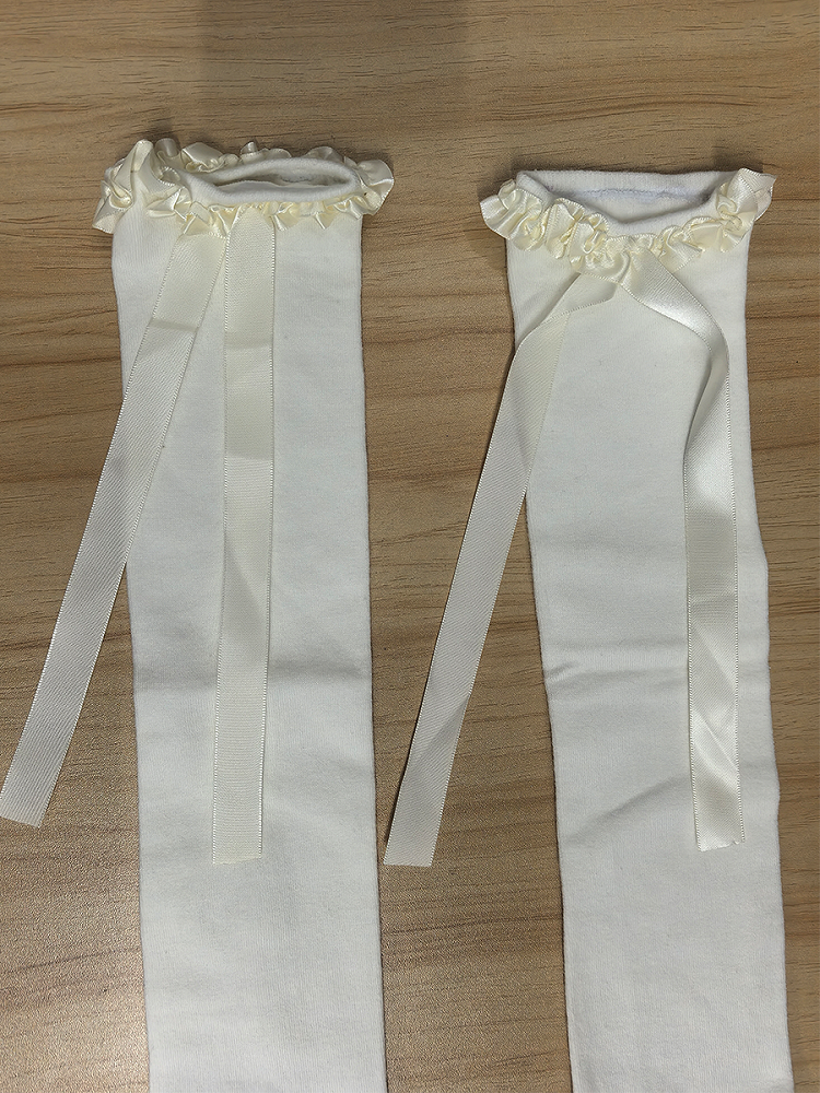 Milchweiße, süße Unterknee-Strümpfe mit Rüschenbündchen und Schleife