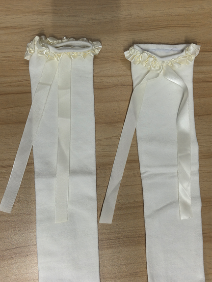 Milchweiße, süße Unterknee-Strümpfe mit Rüschenbündchen und Schleife