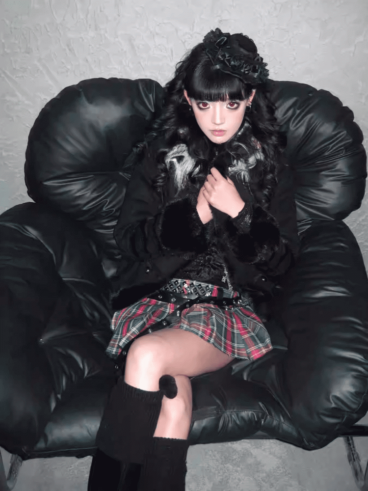 Y2K Schwarzer Wildledermantel mit Plüschbesatz und goldfarbenen Knöpfen