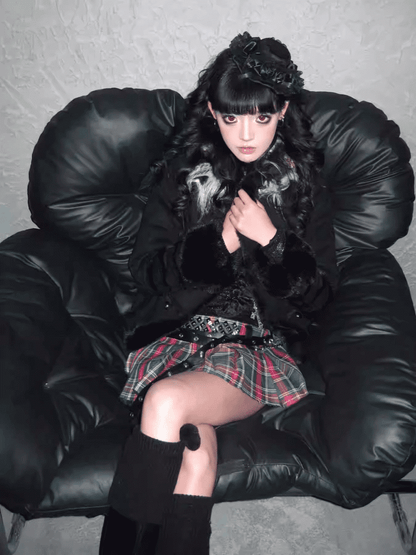 Y2K Schwarzer Wildledermantel mit Plüschbesatz und goldfarbenen Knöpfen