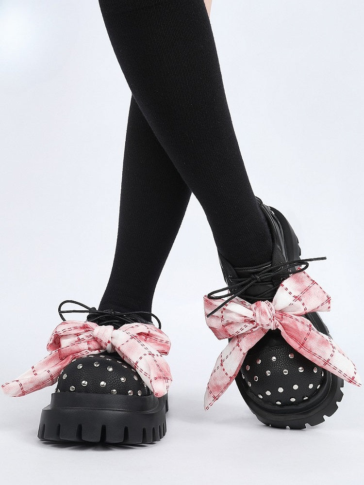 Schleifen-Akzentnieten, rot, Rock-Plaid, Punk, schwarze Plateaus, silberne Knotendetails