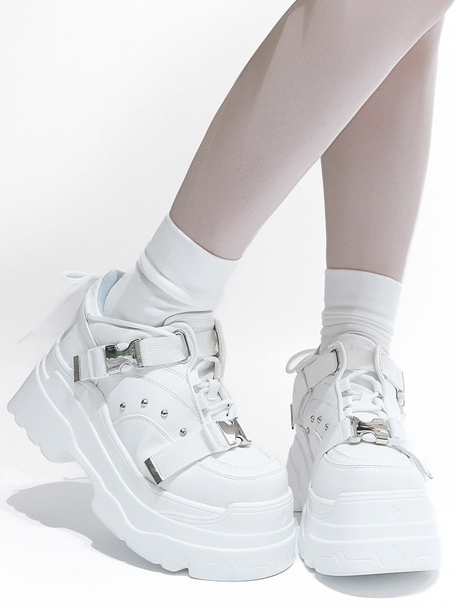 Plateformes Techwear blanches doubles en PU à clous et finitions mates