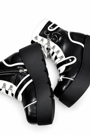 Side chain and platform-sole detail