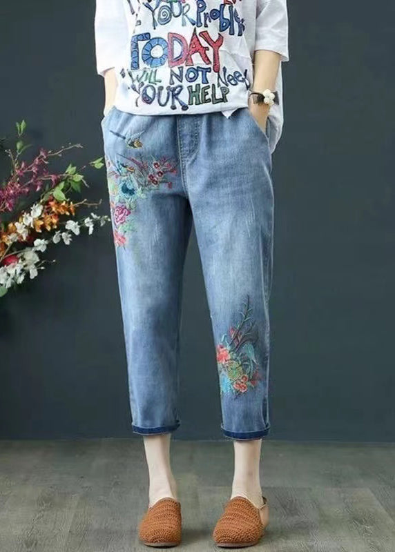 Sommerblaue lässige zerrissene Denimhose mit Stickerei