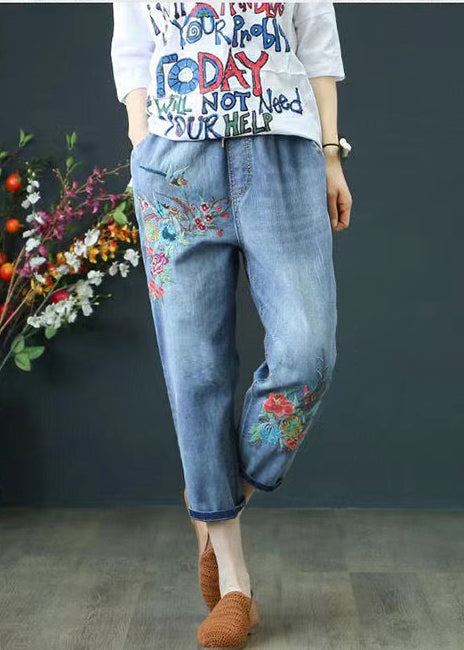 Sommerblaue lässige zerrissene Denimhose mit Stickerei