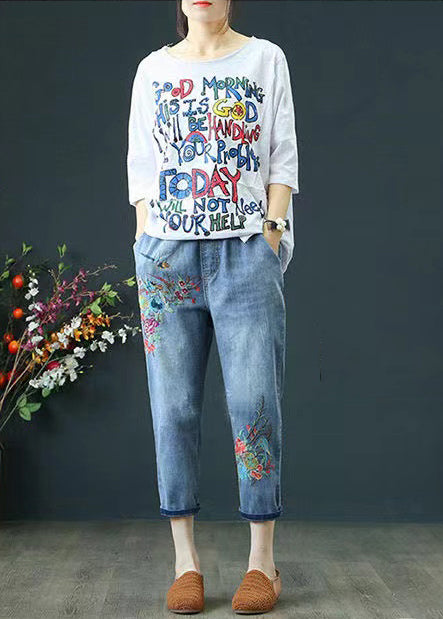 Sommerblaue lässige zerrissene Denimhose mit Stickerei