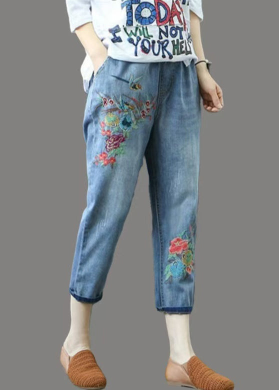 Sommerblaue lässige zerrissene Denimhose mit Stickerei