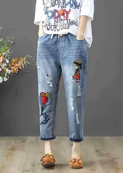 Elastische Jeanshose in Blau mit Sommerbund und Stickerei