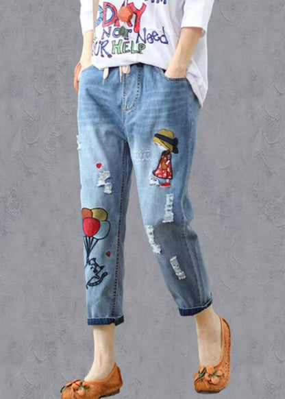Elastische Jeanshose in Blau mit Sommerbund und Stickerei