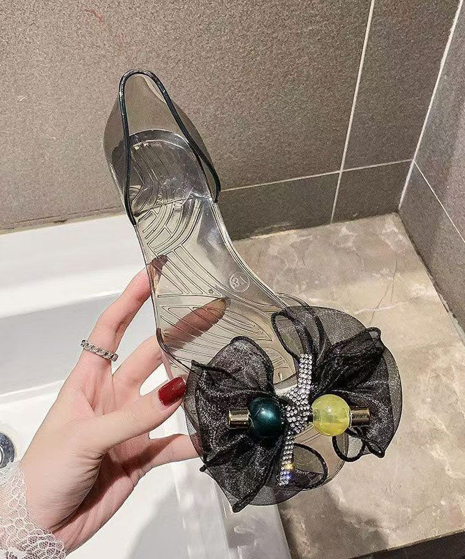 Transparente, gespleißte Zehenpartie, modische schwarze Peep-Bogen-Sandalen