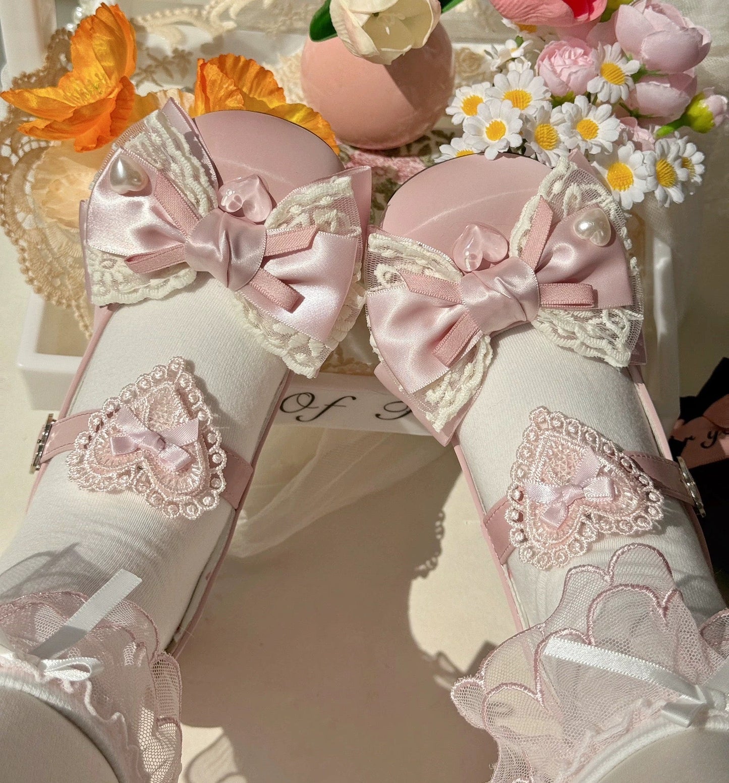 Cremefarbene Maryjanes mit Herzausschnitt und runder Zehenpartie