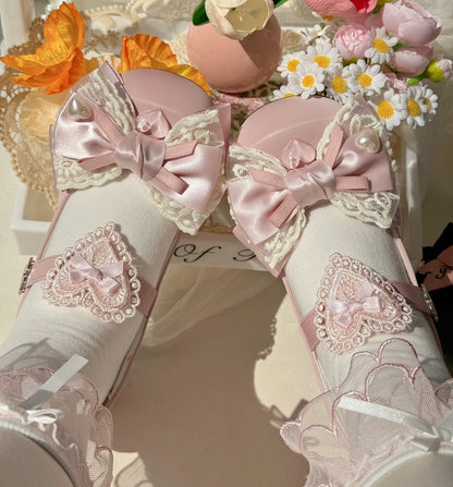 Cremefarbene Maryjanes mit Herzausschnitt und runder Zehenpartie