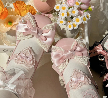 Cremefarbene Maryjanes mit Herzausschnitt und runder Zehenpartie