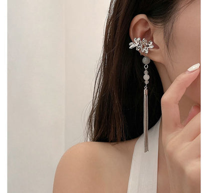 Manschetten-Ohrring mit Fransen aus Acryl mit Blume