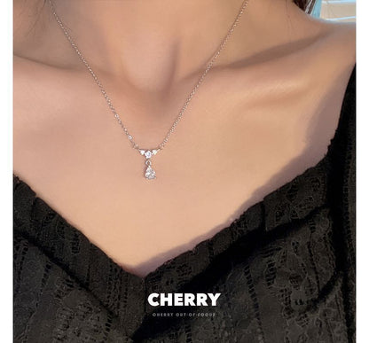 ラインストーンペンダントネックレス