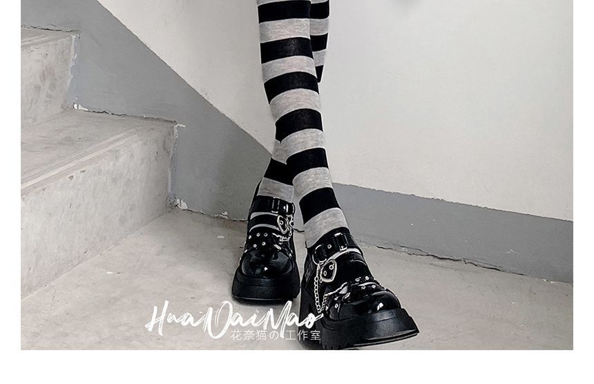 Gestreifte Overknee-Socken