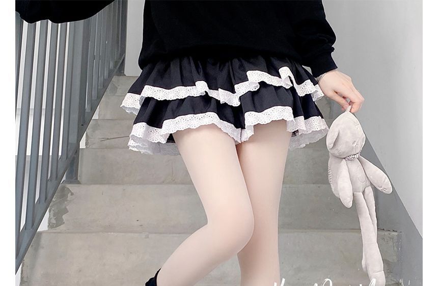 Beinwärmer mit Strickbesatz und Spitze und Bommel