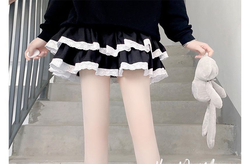 Beinwärmer mit Strickbesatz und Spitze und Bommel