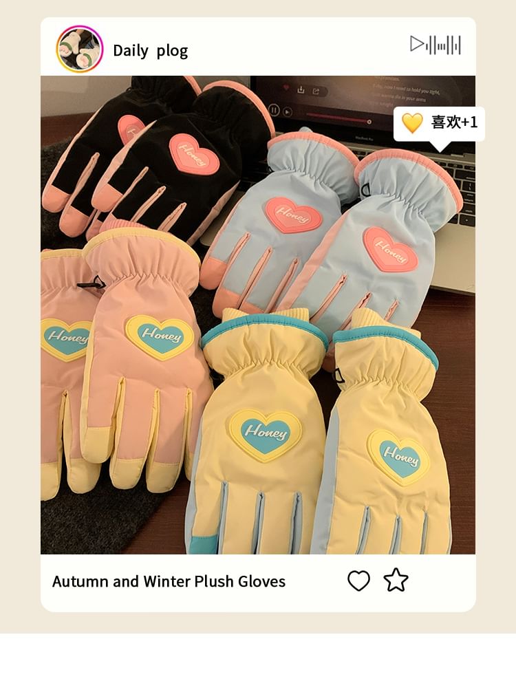 Herzfarbene Handschuhe Zwei