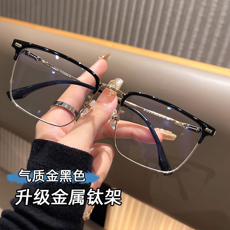 ブルーライトをカットするスクエアメガネ