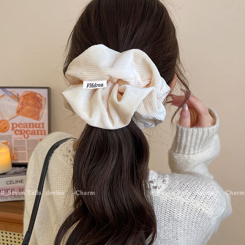 Schriftzug Scrunchie Label Gestreift