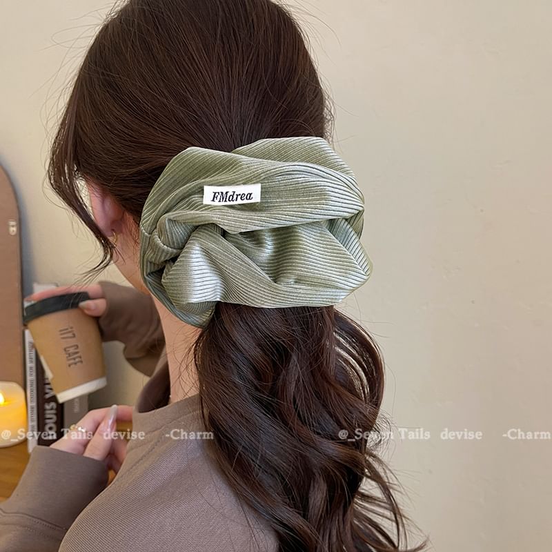 Schriftzug Scrunchie Label Gestreift