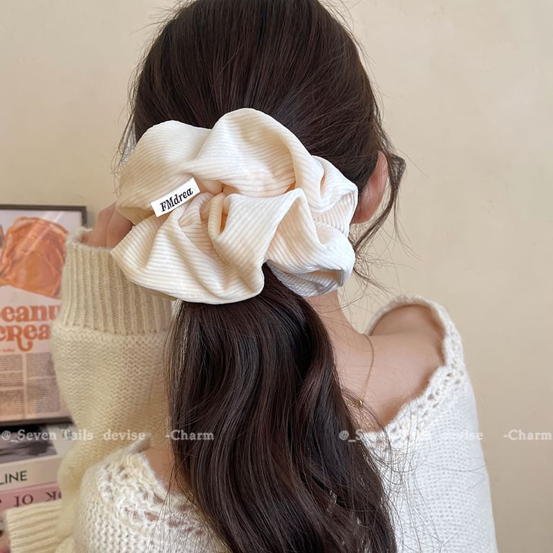 Schriftzug Scrunchie Label Gestreift