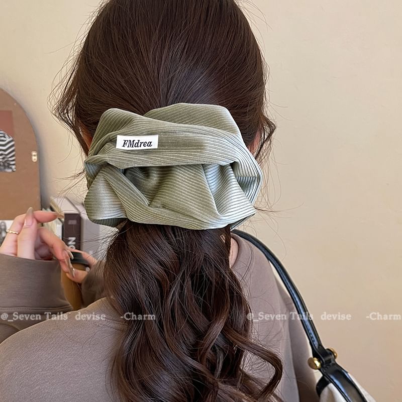 Schriftzug Scrunchie Label Gestreift