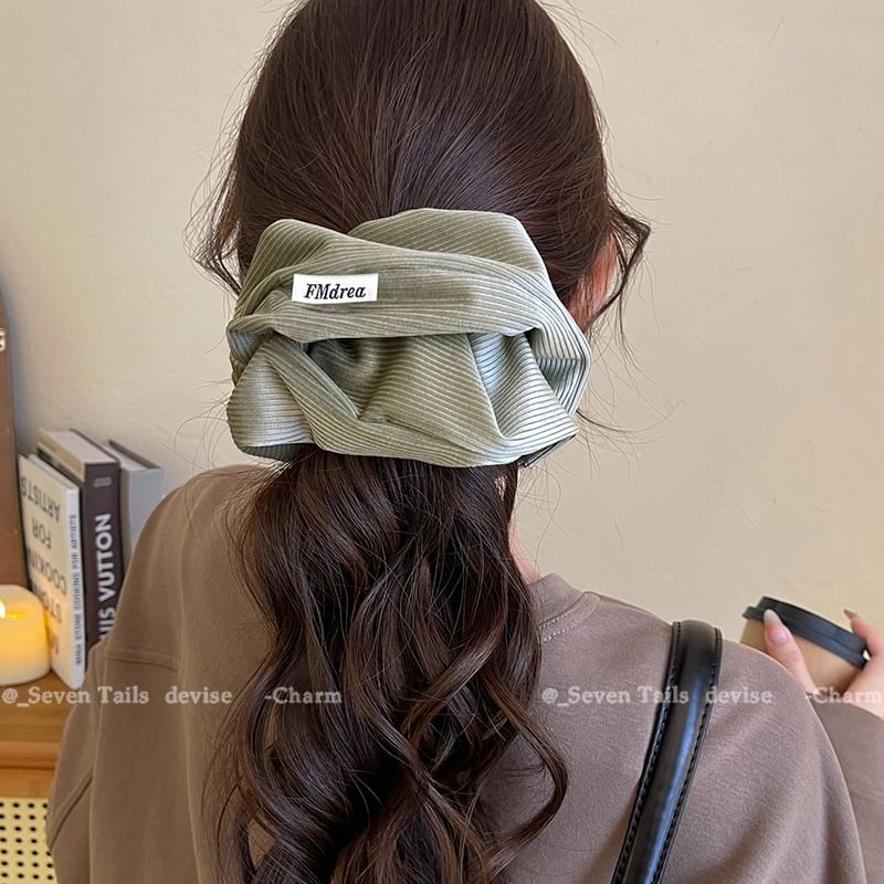 Schriftzug Scrunchie Label Gestreift
