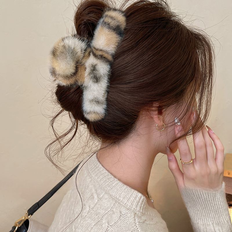 Leopard Fur Patterned Faux Claw Hair