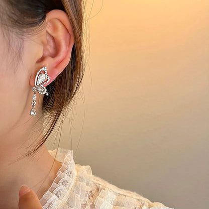 Asymmetrischer Tropfenohrring aus Legierung mit Strass und Schmetterling