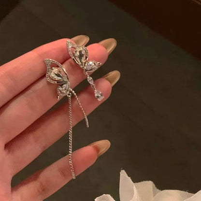 Asymmetrischer Tropfenohrring aus Legierung mit Strass und Schmetterling